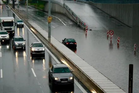 Biler på våd vej